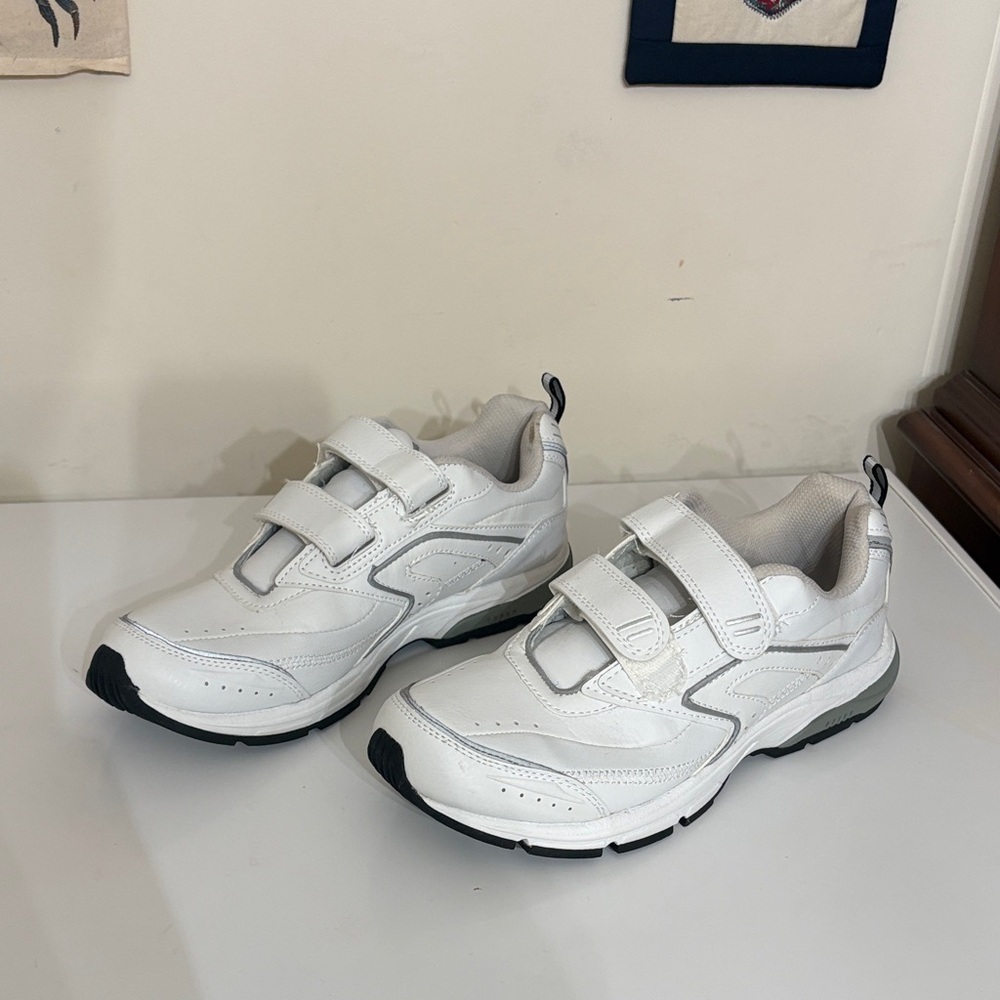 Men’s everlast sport sneakers 10.5 wide never worn